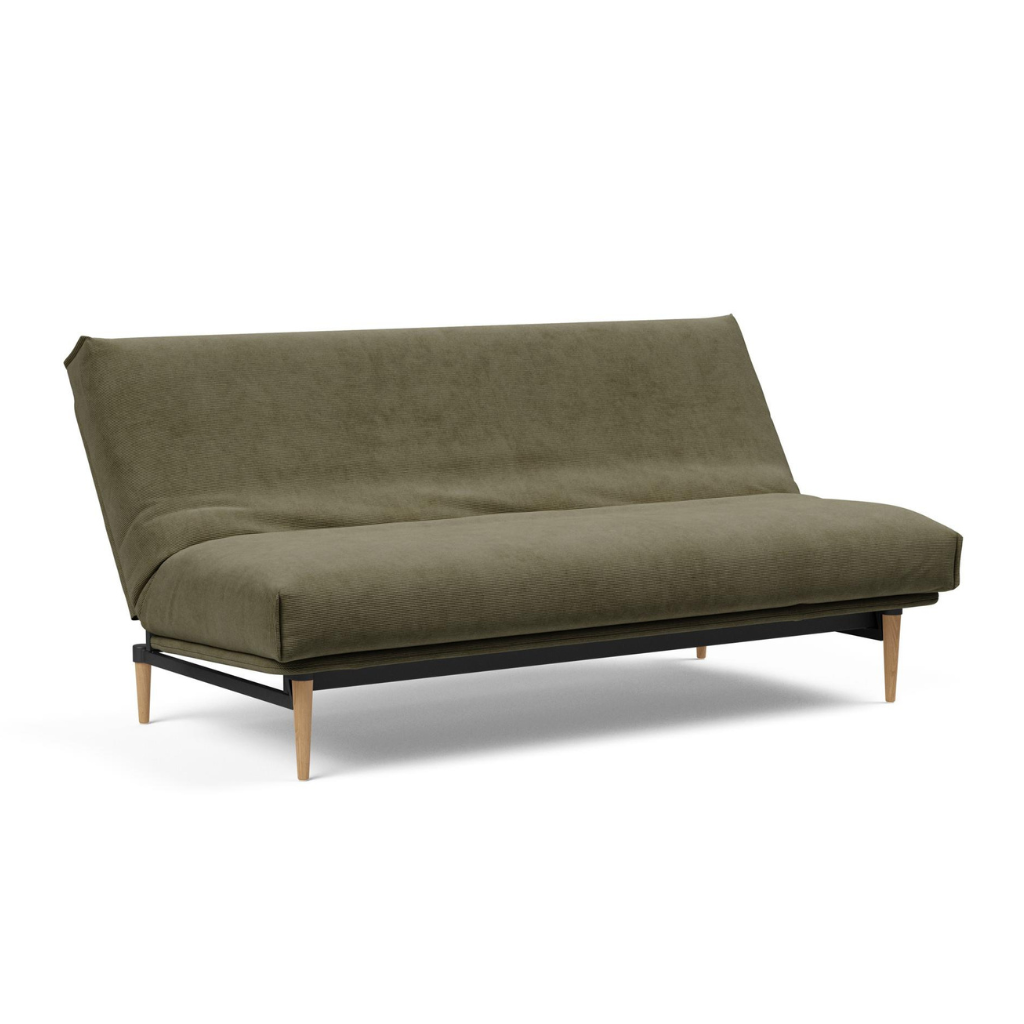 Colpus vuodesohva irtopäällisillä, kangas Cordufine Pine Green.  Kuvassa sohvan patjan päälle on puettu Nordic irtopäällinen.