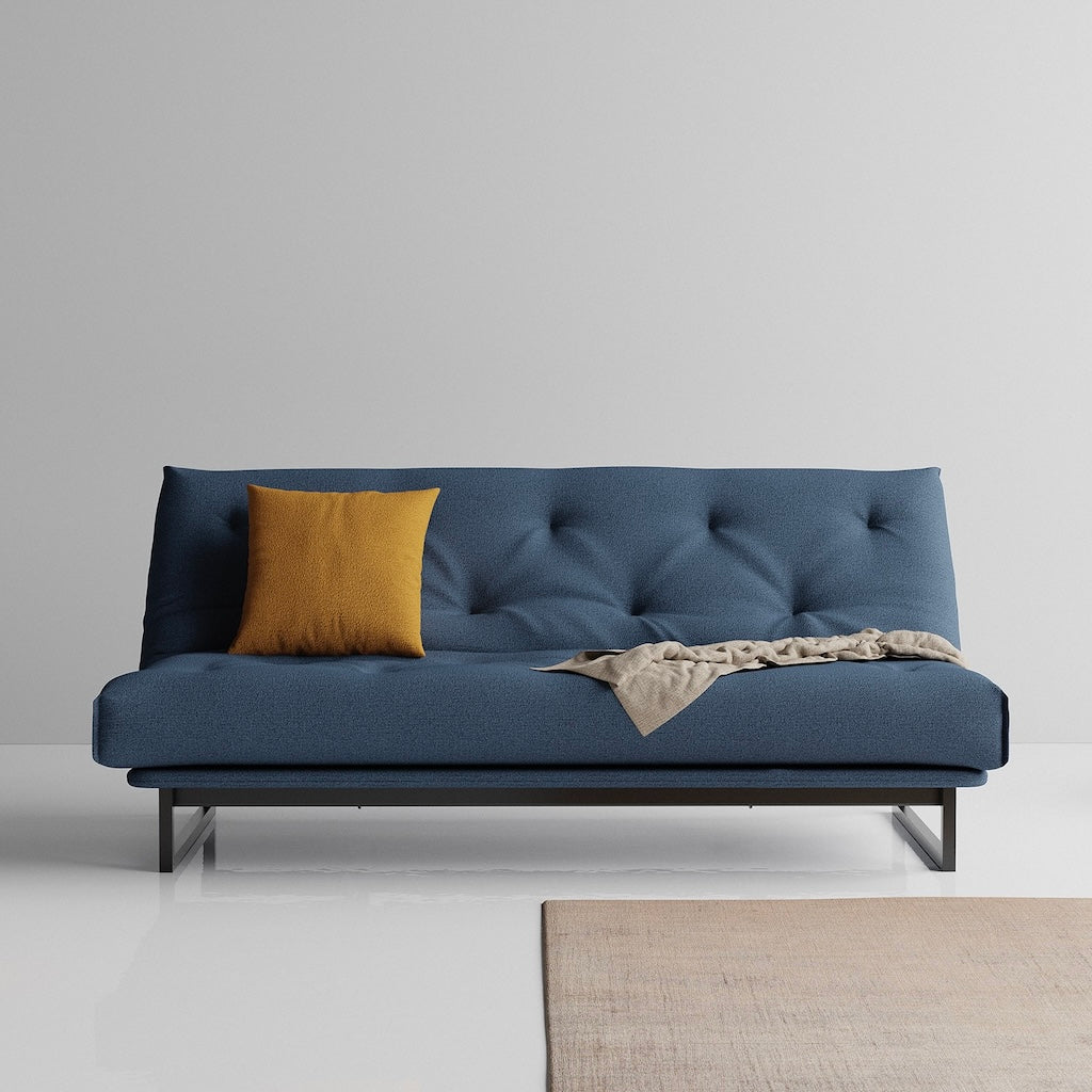 Fraction 140 vuodesohva, kangas Bouclé Blue. Kuvassa myös erikseen tilattavat rungon istuinosan suojus ja Dapper tyyny.