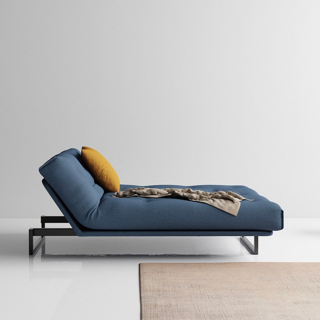 Fraction 140 vuodesohva, kangas Bouclé Blue. Kuvassa myös erikseen tilattavat rungon istuinosan suojus ja Dapper tyyny.