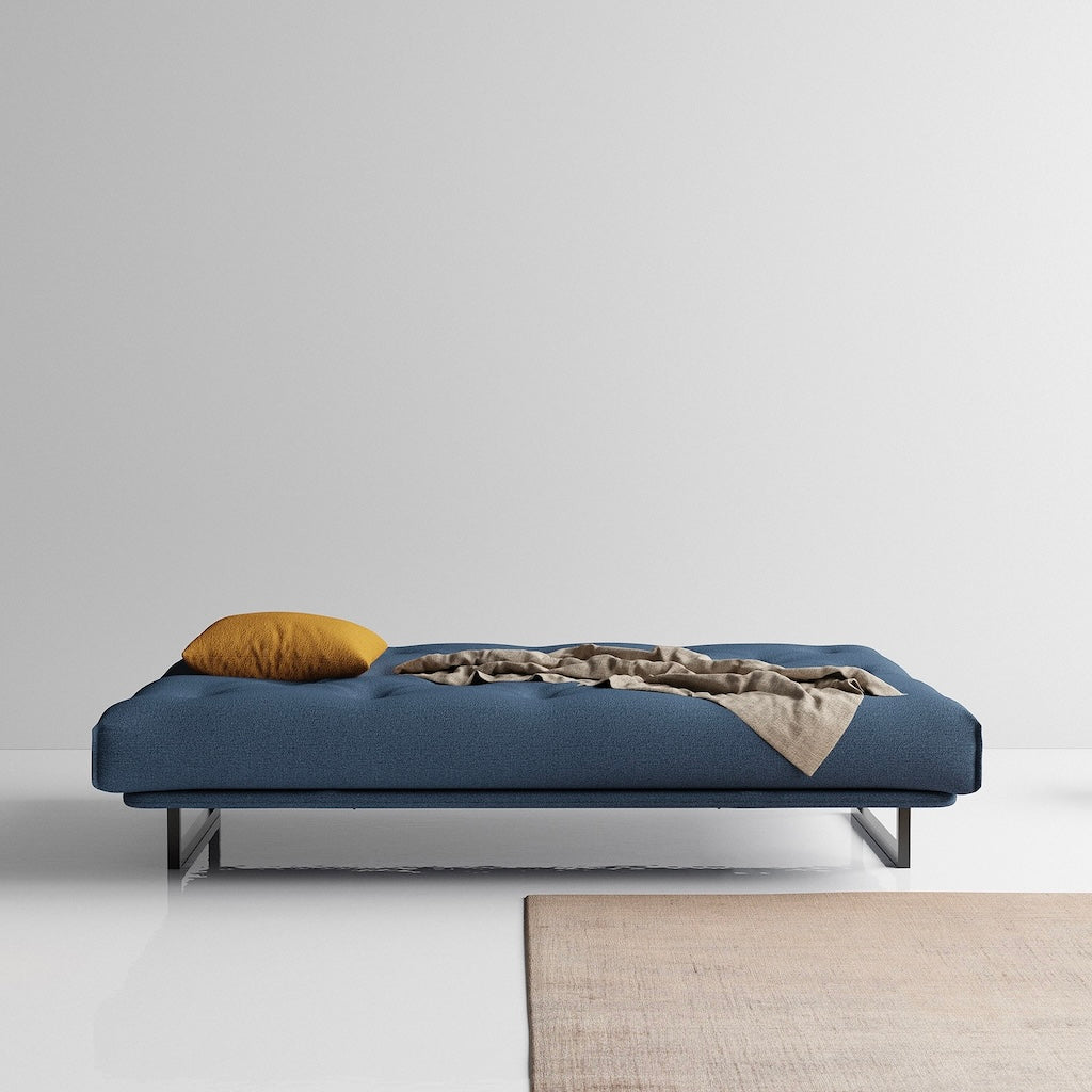 Fraction 140 vuodesohva, kangas Bouclé Blue. Kuvassa myös erikseen tilattavat rungon istuinosan suojus ja Dapper tyyny.