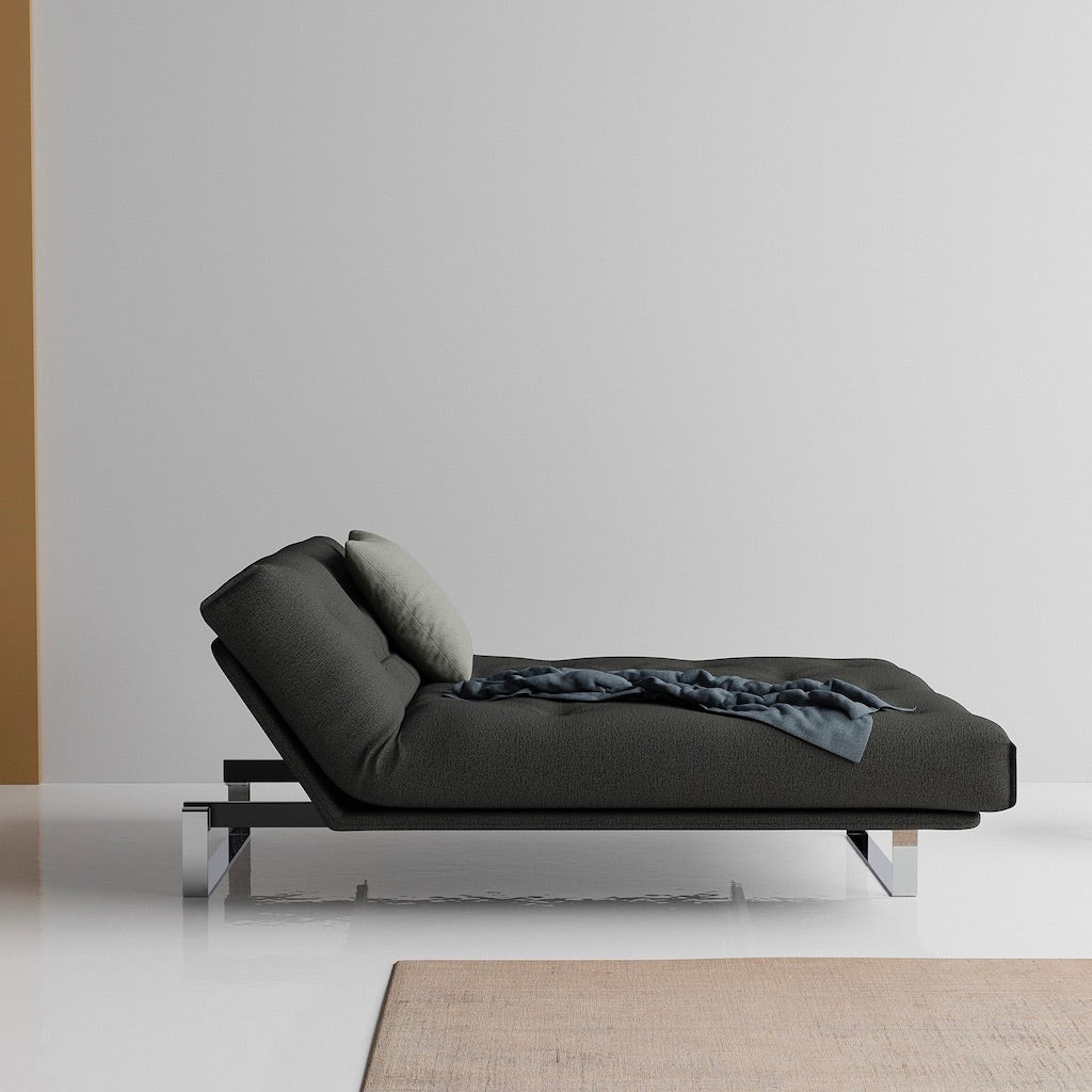 Minimum vuodesohva, kangas Bouclé Charcoal. Kuvassa myös Dapper-tyyny.