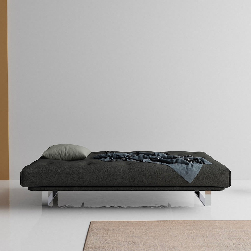 Minimum vuodesohva, kangas Bouclé Charcoal. Kuvassa myös Dapper-tyyny.
