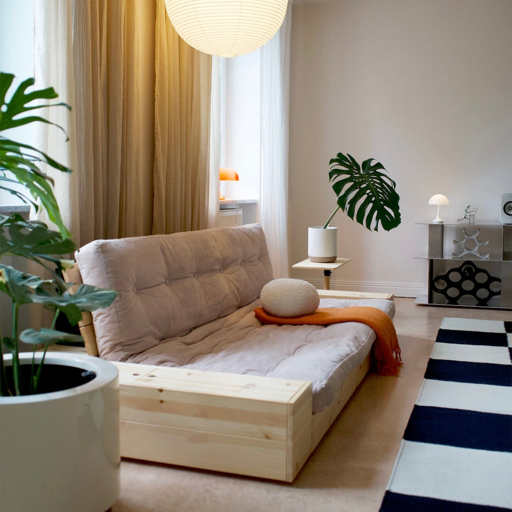 Base vuodesohva laatikoilla, sohva-asennossa. Selkänoja luonnonvärilakattu. Kangas Ivory.