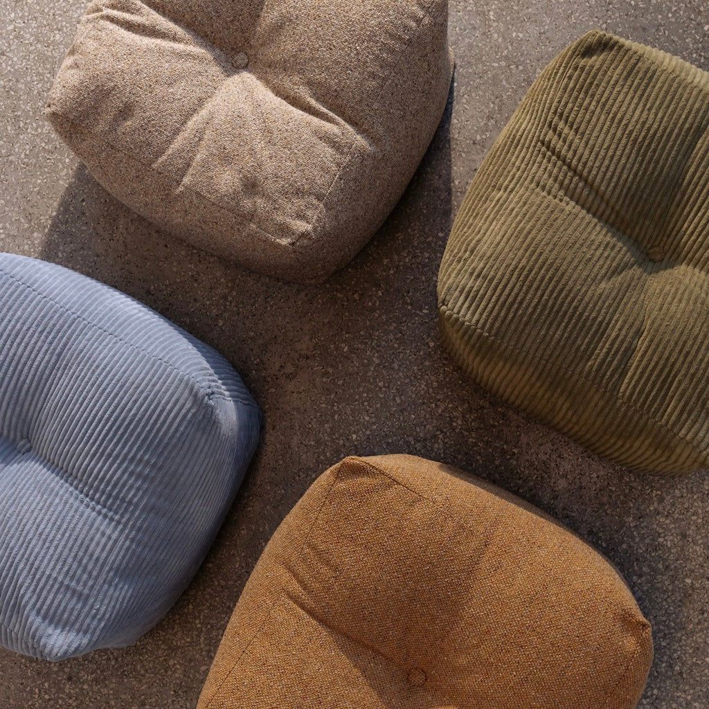 Neljä Buddy Poufia Mega Corduroy samettikankaalla väreissä Hazy Blue ja Khaki Green sekä Textured Weave kankaalla Warm Sand ja Colden Ochre.