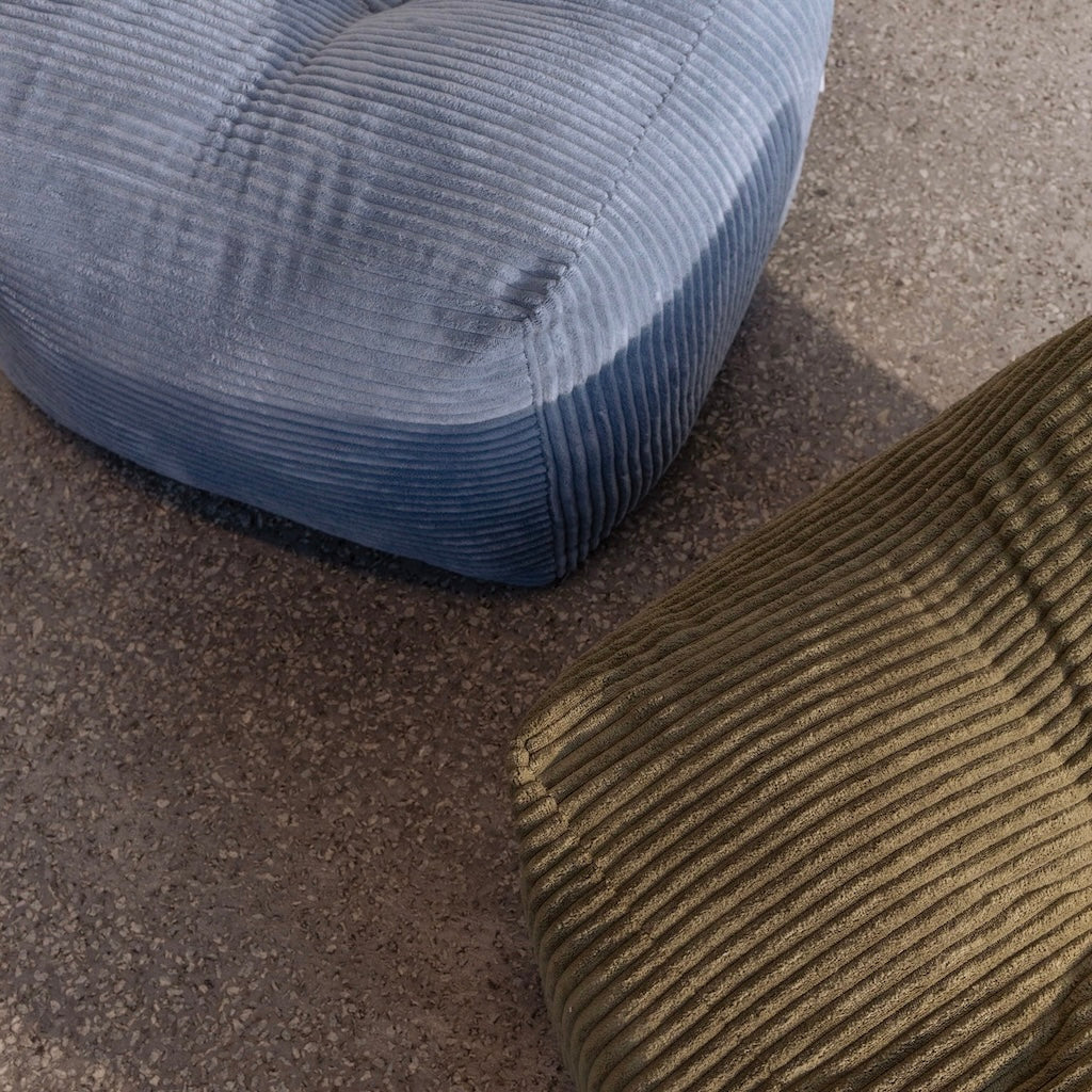 Kaksi Buddy Poufia Mega Corduroy samettikankaalla väreissä Hazy Blue ja Khaki Green. Lähikuva.