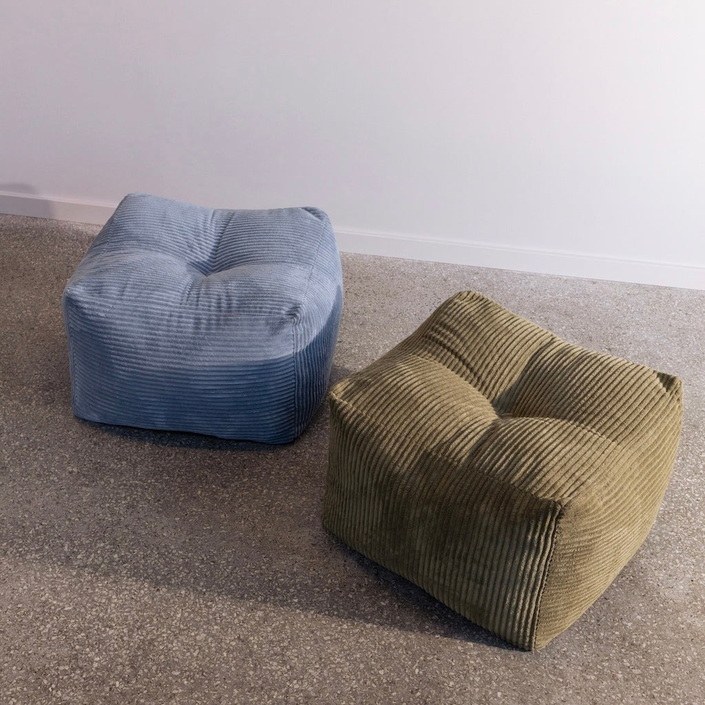 Kaksi Buddy Poufia Mega Corduroy samettikankaalla väreissä Hazy Blue ja Khaki Green.