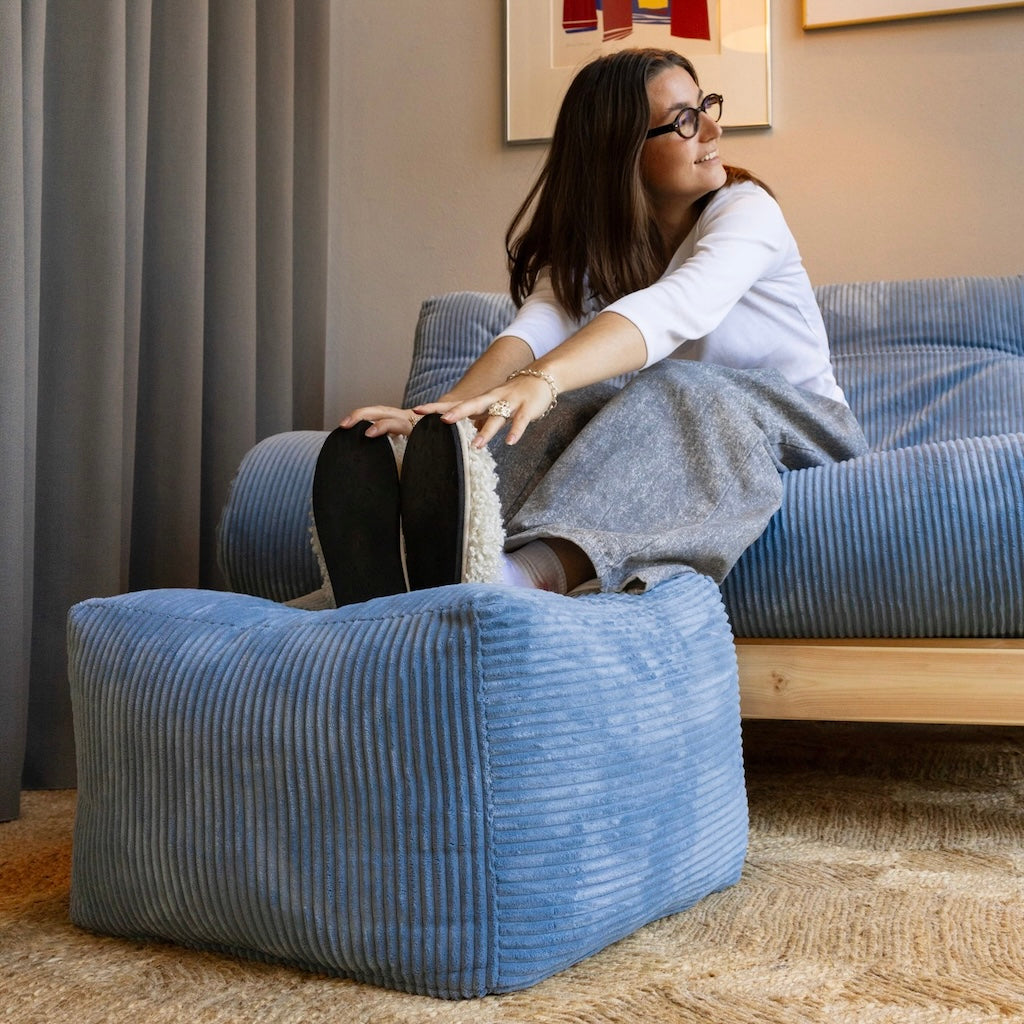 Buddy Pouf rahi Mega Corduroy kankaalla, väri Hazy Blue. Taustalla myös Roots 140 vuodesohva samalla kankaalla.