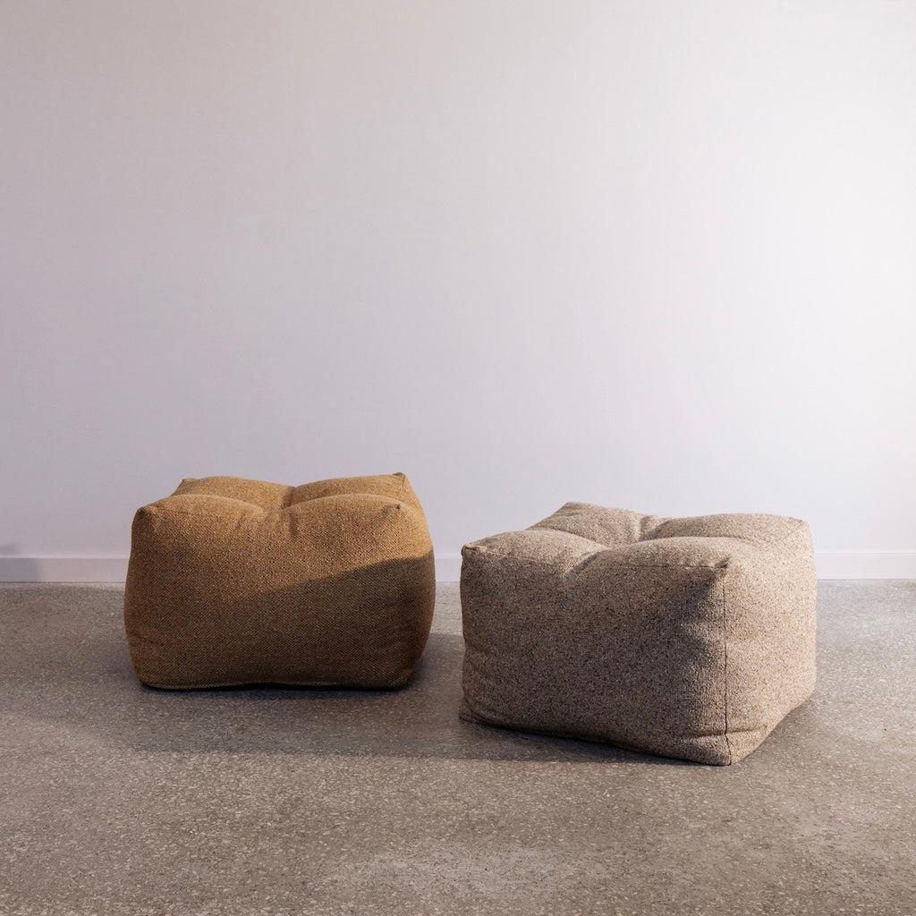 Kaksi Buddy Poufia Textured Weave kankaalla väreissä Warm Sand ja Colden Ochre. 