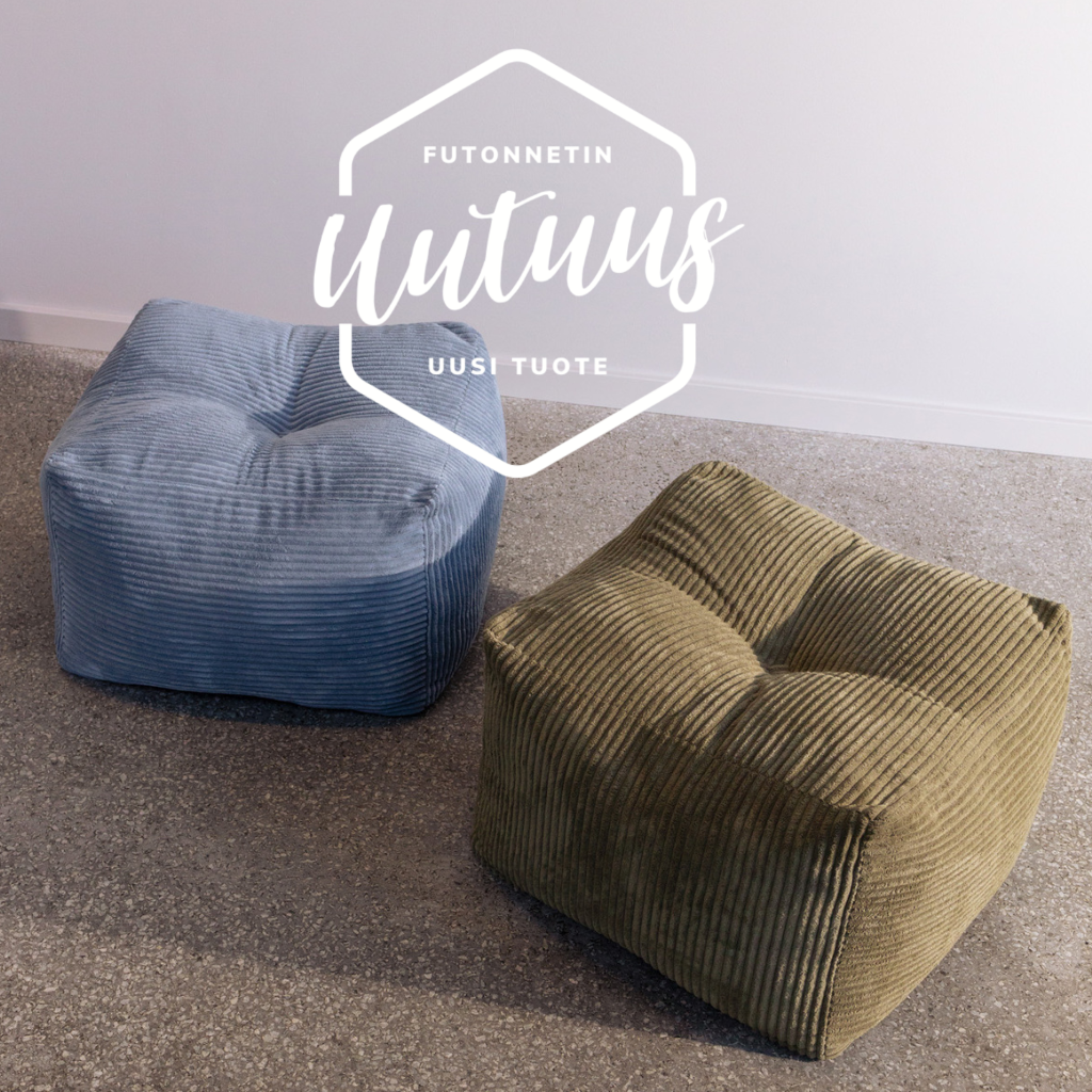 Kaksi Buddy Poufia. Samettikankaat Mega Corduroy väreissä Hazy Blue ja Khaki Green.