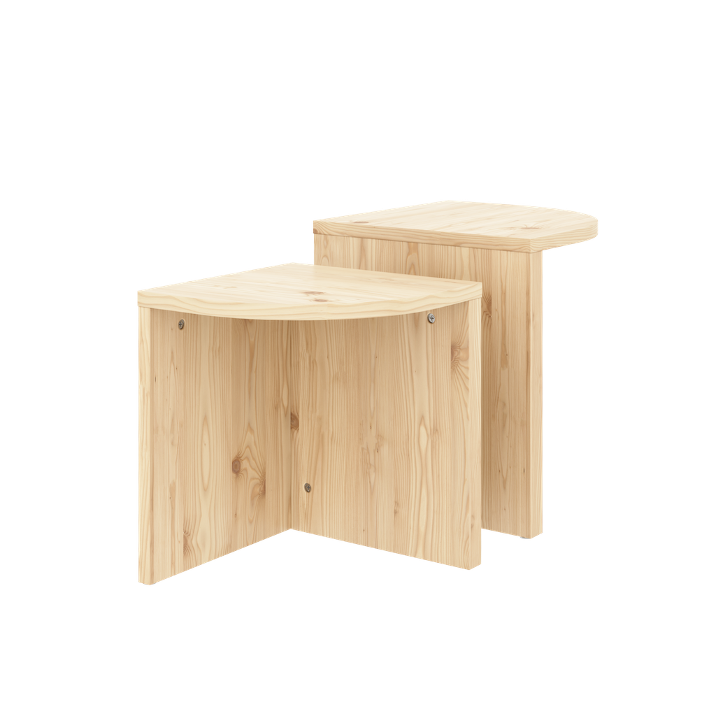 Luonnonväriseksi lakatut Combine pöydät.