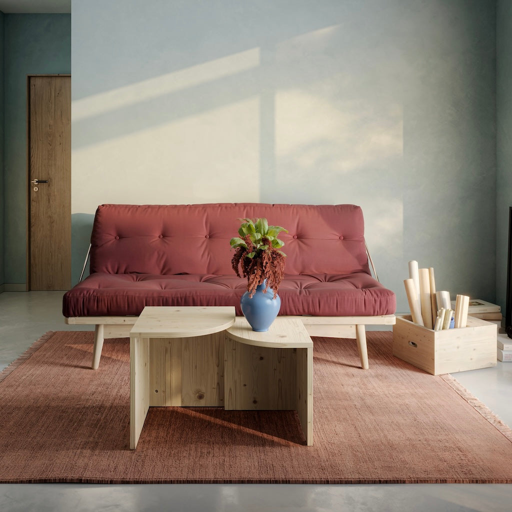 Luonnonväriseksi lakatut Combine pöydät sohvapöytinä. Kuvassa myös Grab-it pöytä/penkki/hylly.