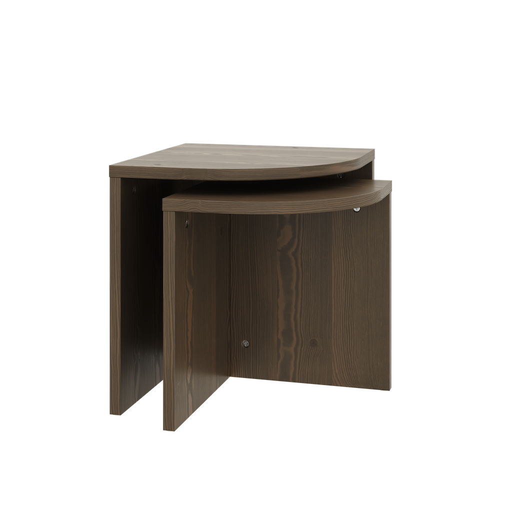 Ruskeaksi lakatut Combine pöydät.