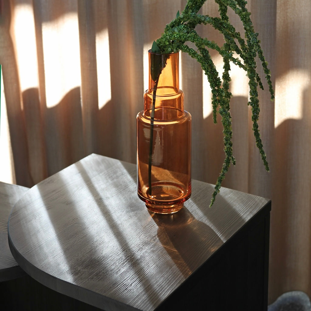 Ruskeaksi lakatut Combine pöydät.