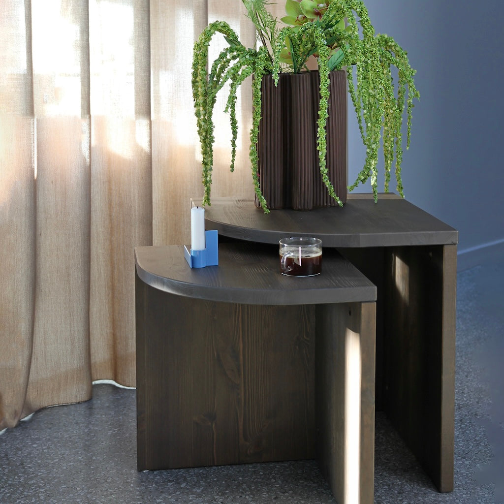 Ruskeaksi lakatut Combine pöydät.