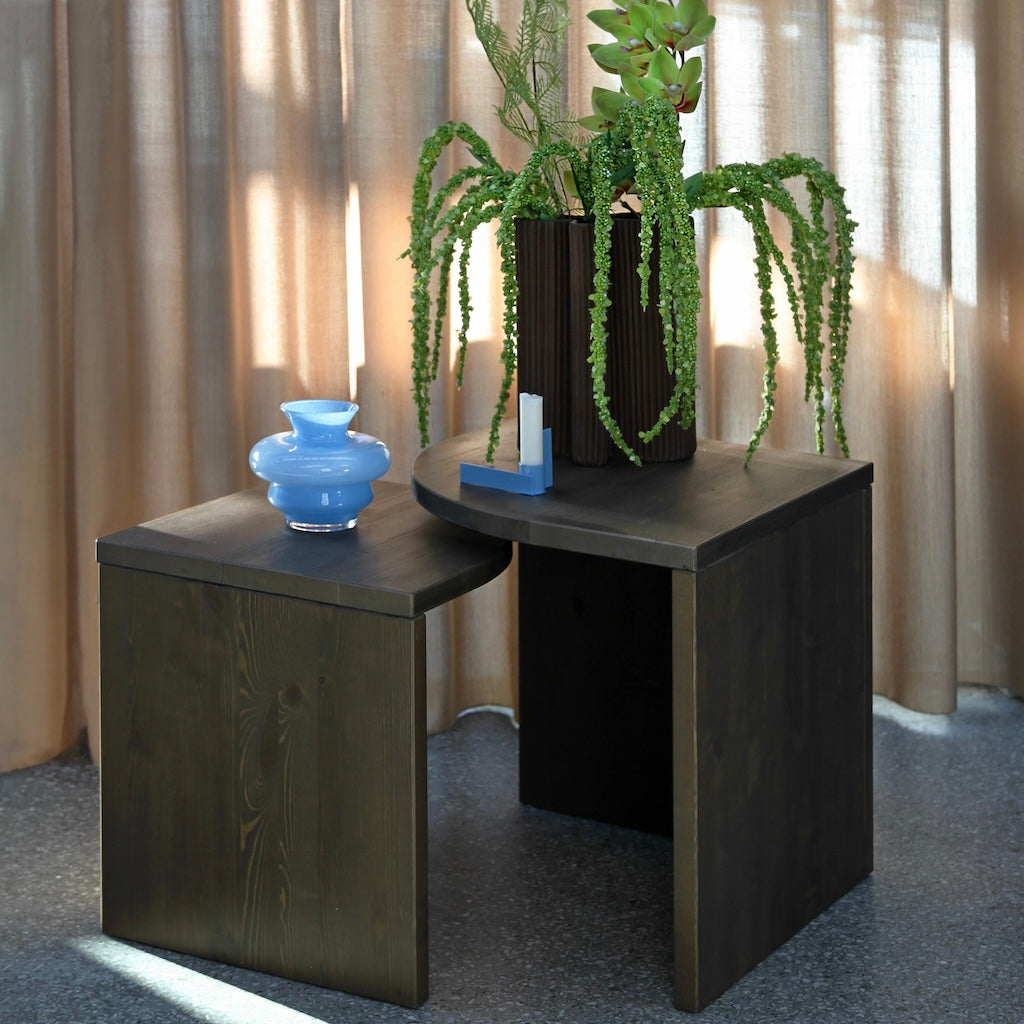 Ruskeaksi lakatut Combine pöydät.