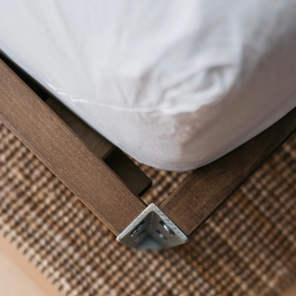 Core sänkyrunko ruskea.