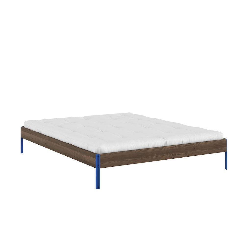Core 160 sänkyrunko ruskea, jalat Vivid Blue.