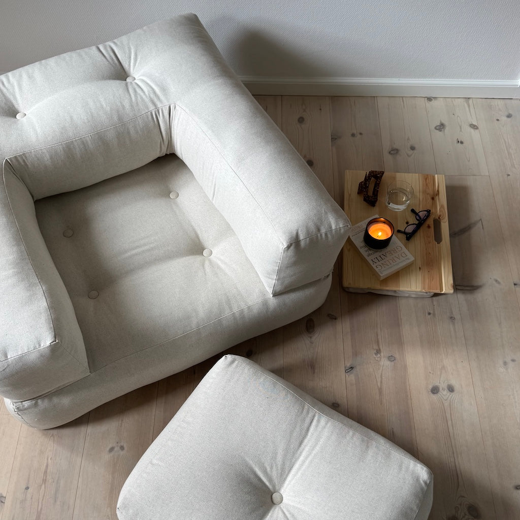 Cube vuodetuoli, kangas Linen. Kuvassa myös Dock pöytä.