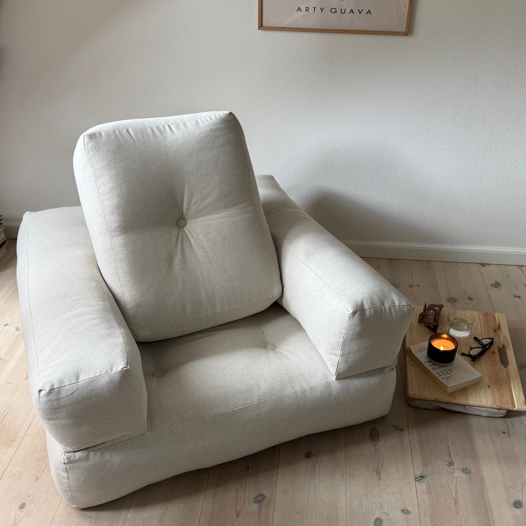 Cube vuodetuoli, kangas Linen. Kuvassa myös Dock pöytä.