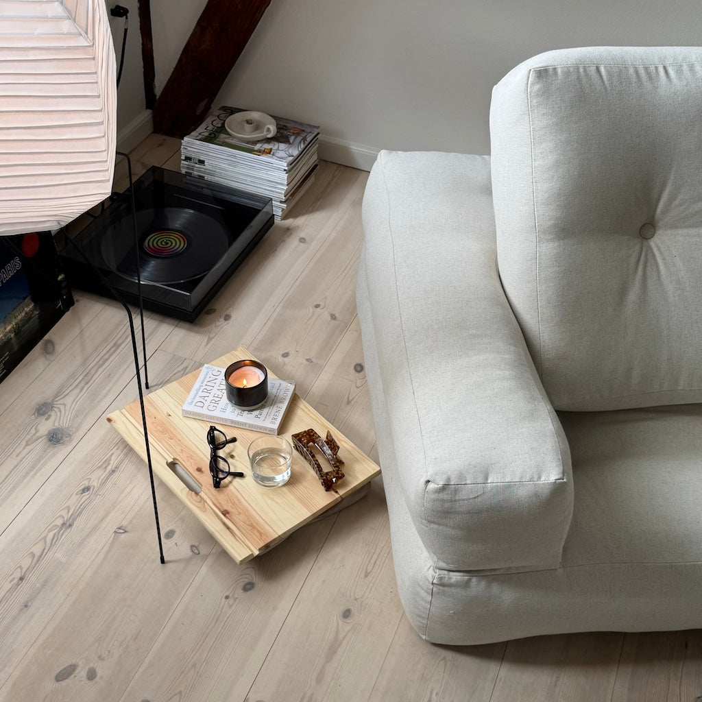 Cube vuodetuoli, kangas Linen. Kuvassa myös Dock pöytä.