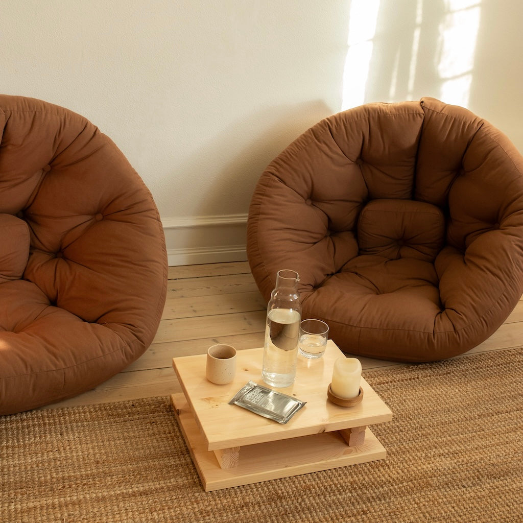 Kaksi Nido vuodetuolia, kangas Mocca. Kuvassa myös Dock pöydät.