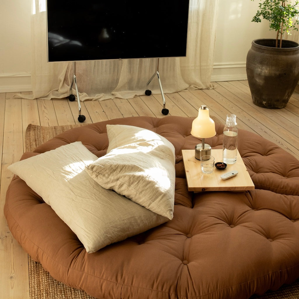 Kaksi Nido vuodetuolia, kangas Mocca. Kuvassa myös Dock pöydät.