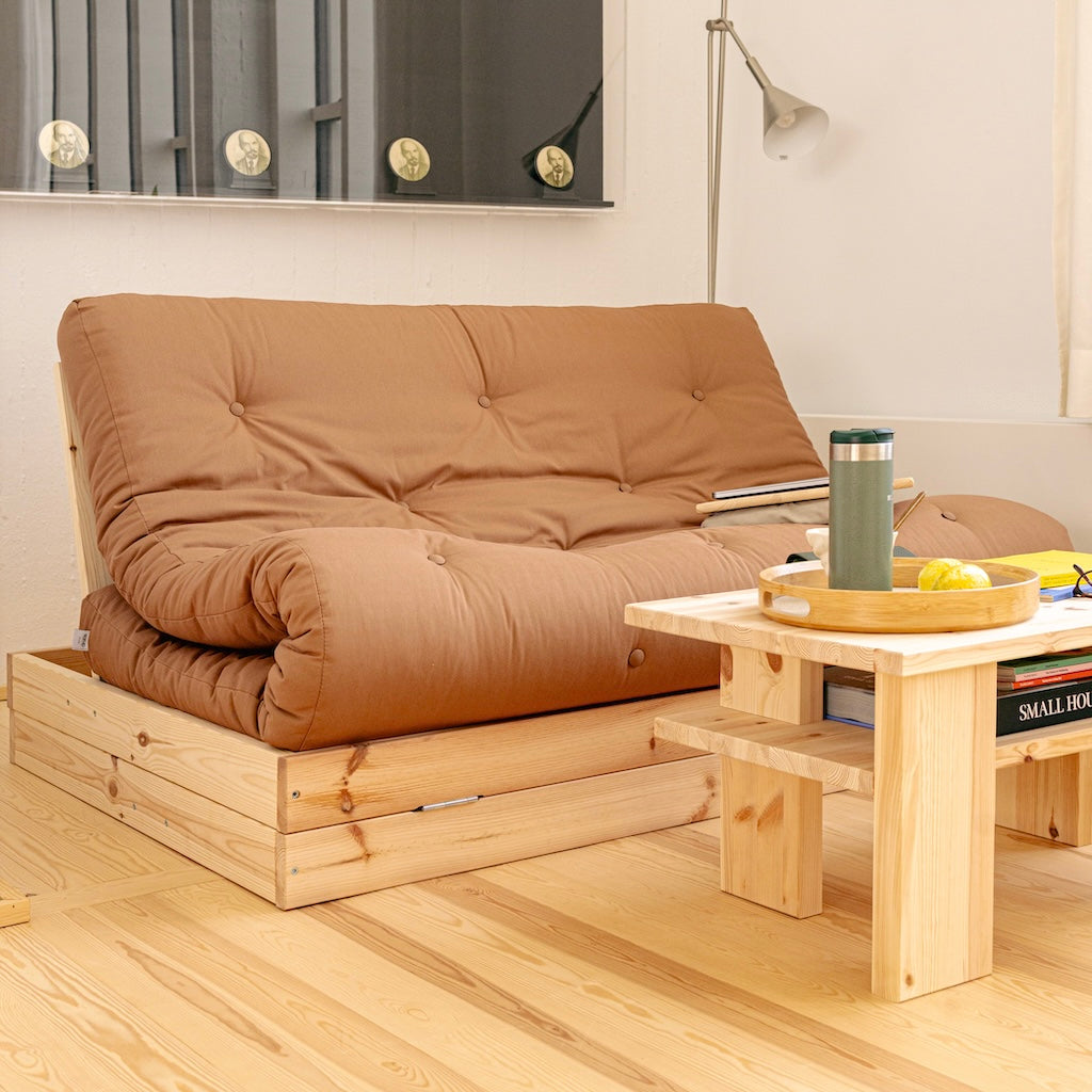 Flip vuodesohva, kangas Mocca. Kuvassa myös Japan pöytä.