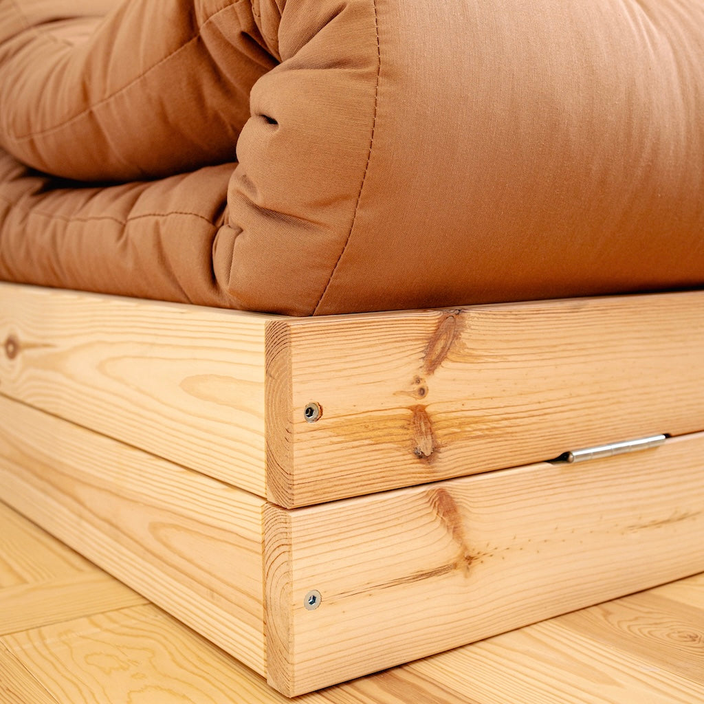 Flip vuodesohva, kangas Mocca. Kuvassa myös Japan pöytä.