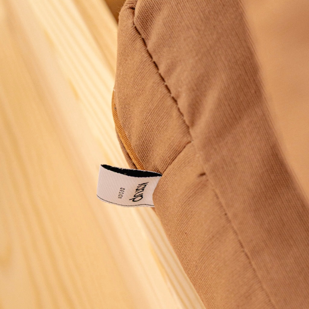 Flip vuodesohva, kangas Mocca. Kuvassa myös Japan pöytä.