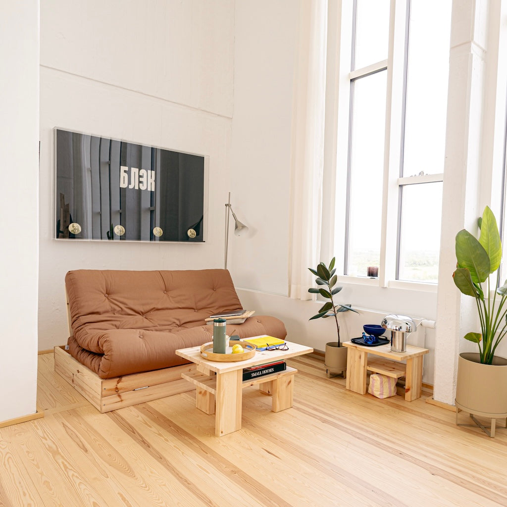 Flip vuodesohva, kangas Mocca. Kuvassa myös Japan pöytä ja Japan sivupöytä.