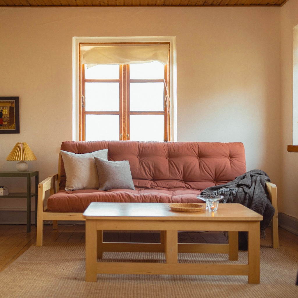 Grab vuodesohva, runko luonnonvärilakattu, patja Clay Brown.