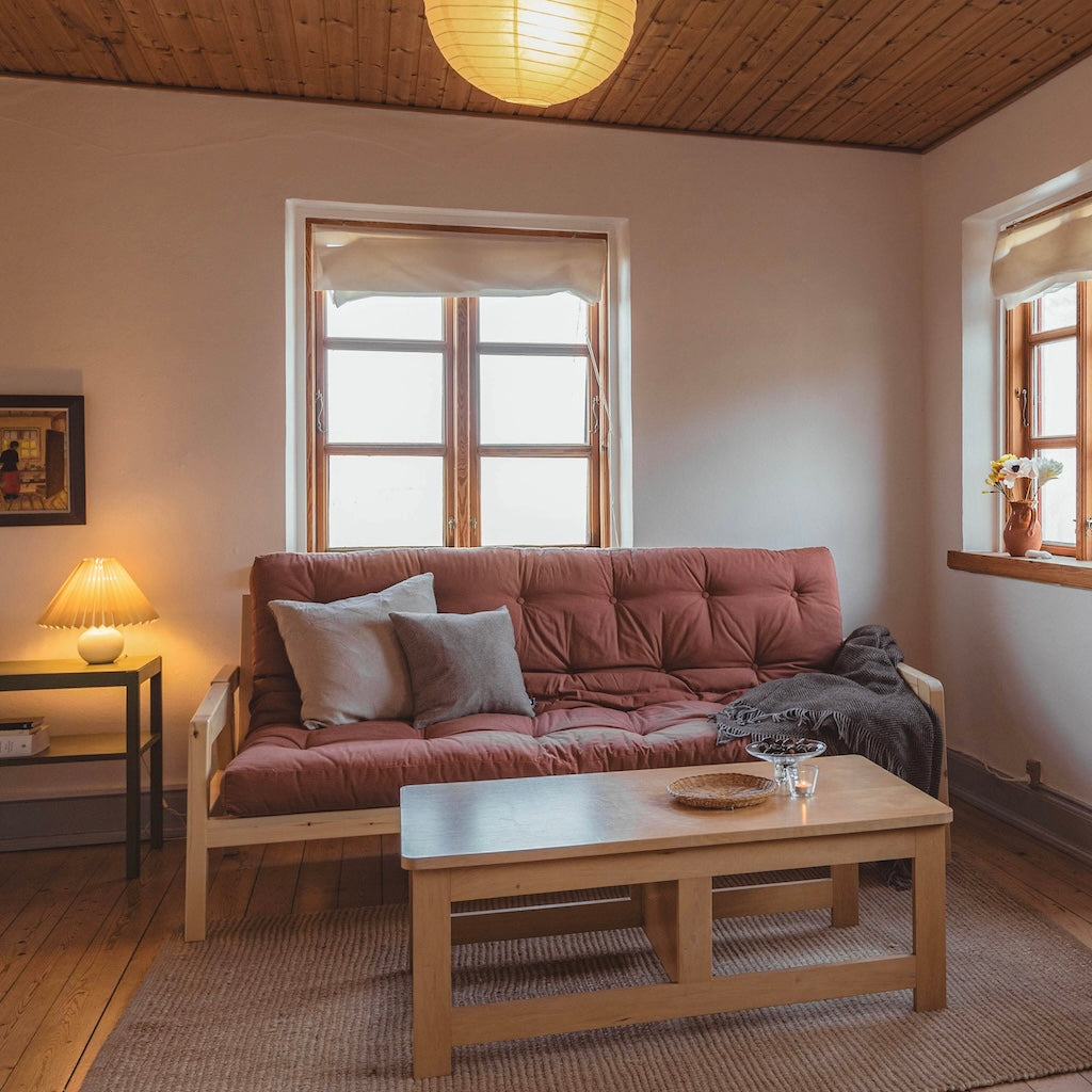 Grab vuodesohva, runko luonnonvärilakattu, patja Clay Brown.