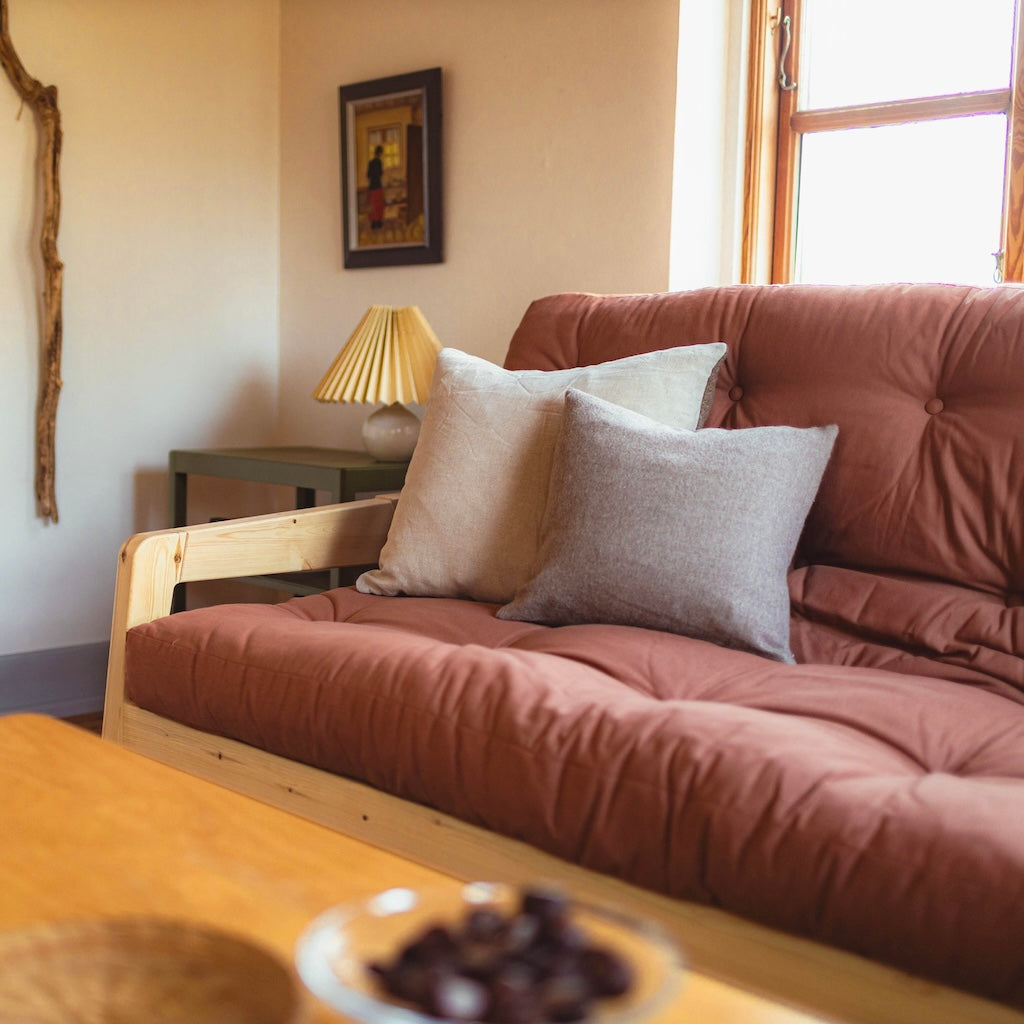 Grab vuodesohva, runko luonnonvärilakattu, patja Clay Brown.