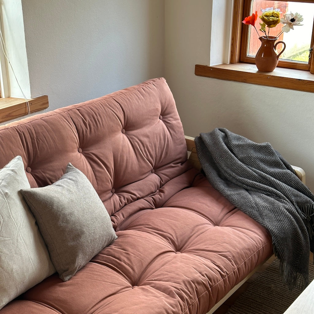 Grab vuodesohva, runko luonnonvärilakattu, patja Clay Brown.