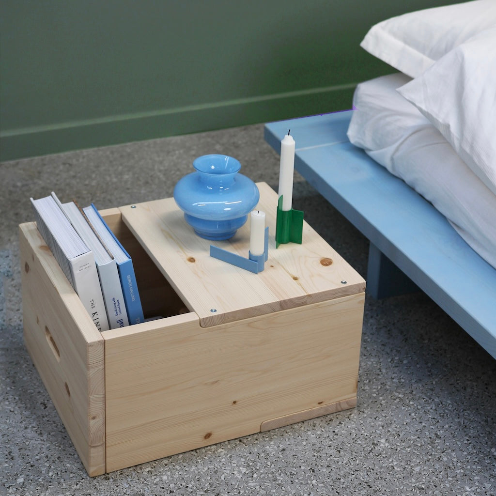 Grab-it yöpöytänä Japan sänkyrungon vieressä.