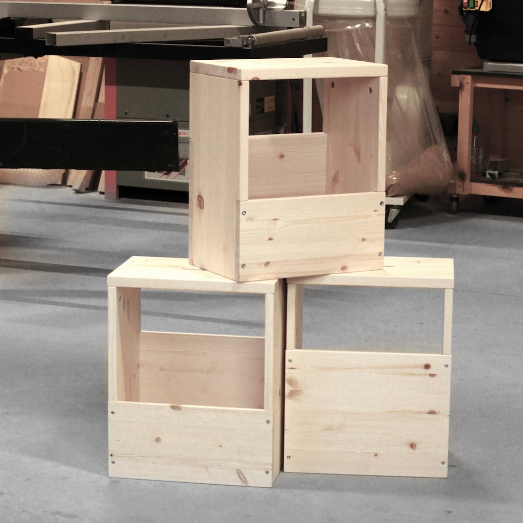 Kolme Grab-it pöytä/penkki/hyllyä.