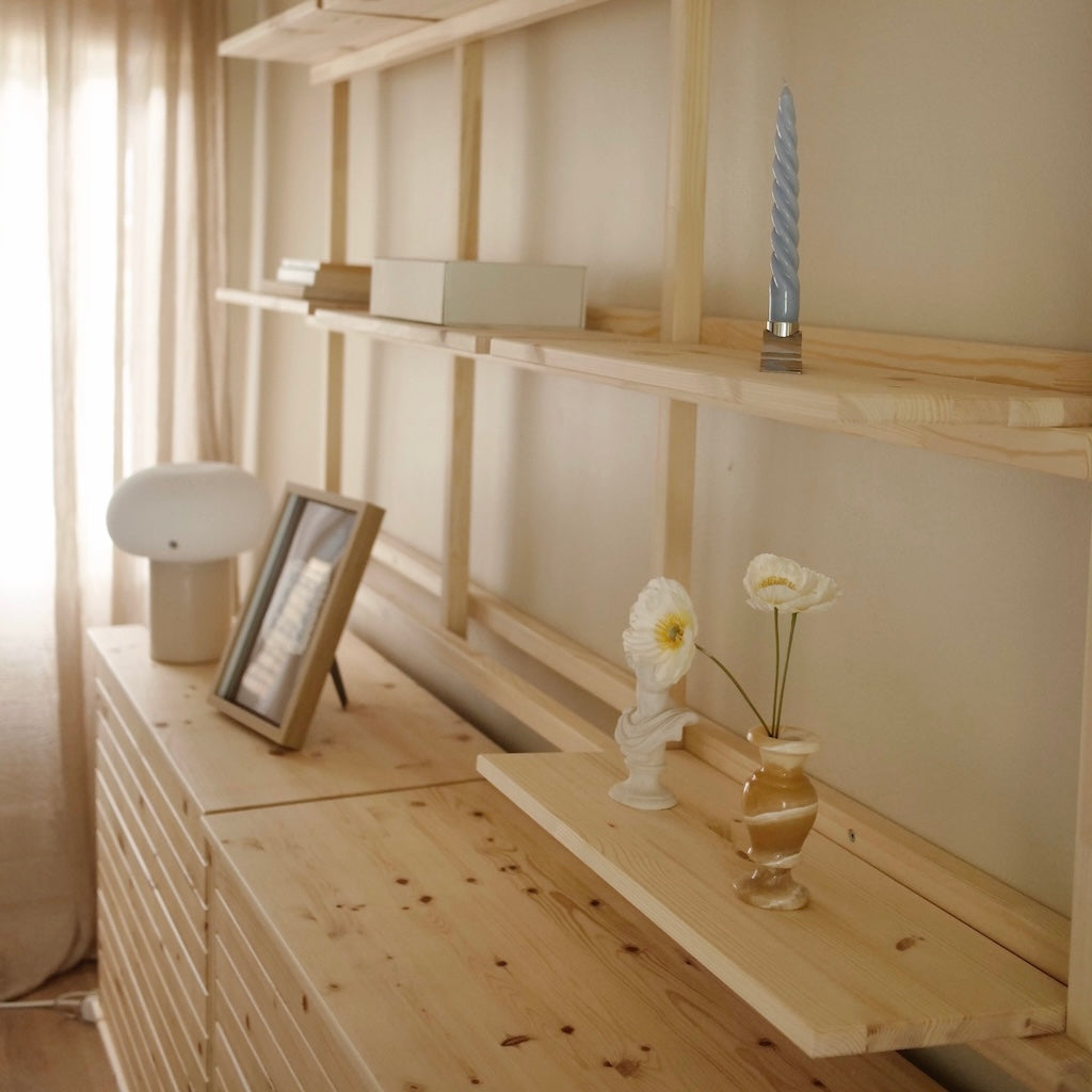 Kuvassa Groove big hylly ja kaksi Kommo lipastoa.