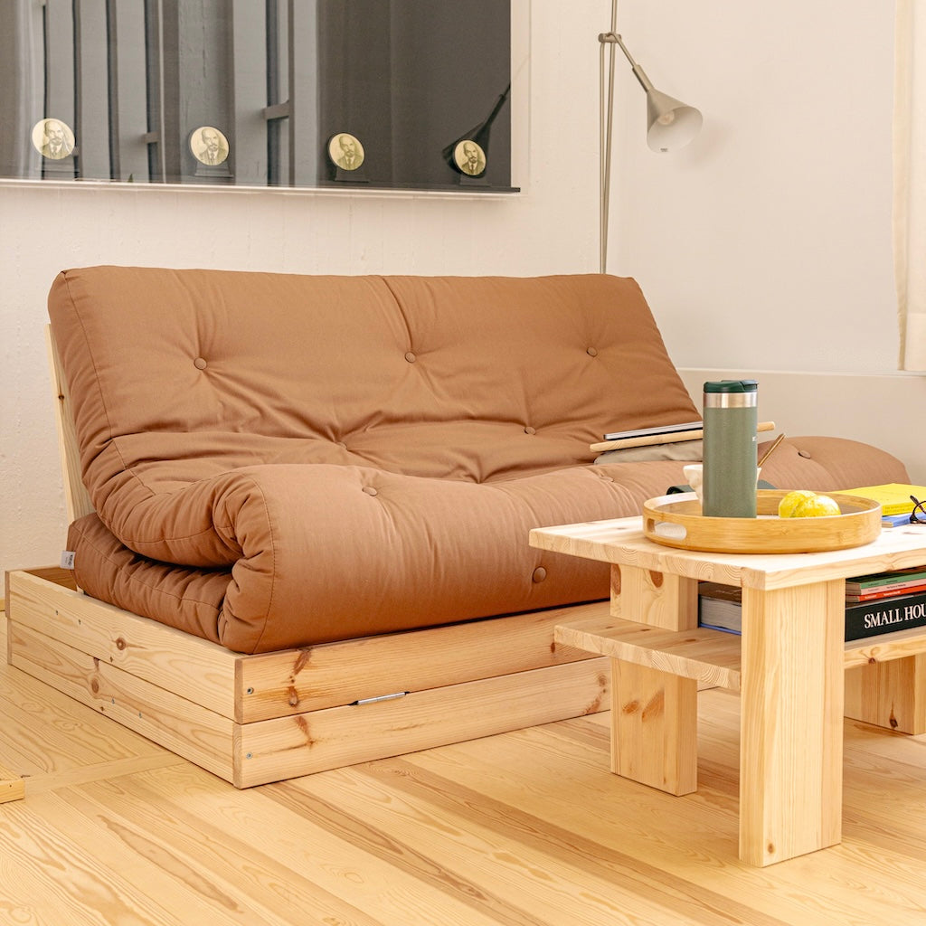 Japan pöytä, käsittelemätön. Kuvassa myös Flip vuodesohva.