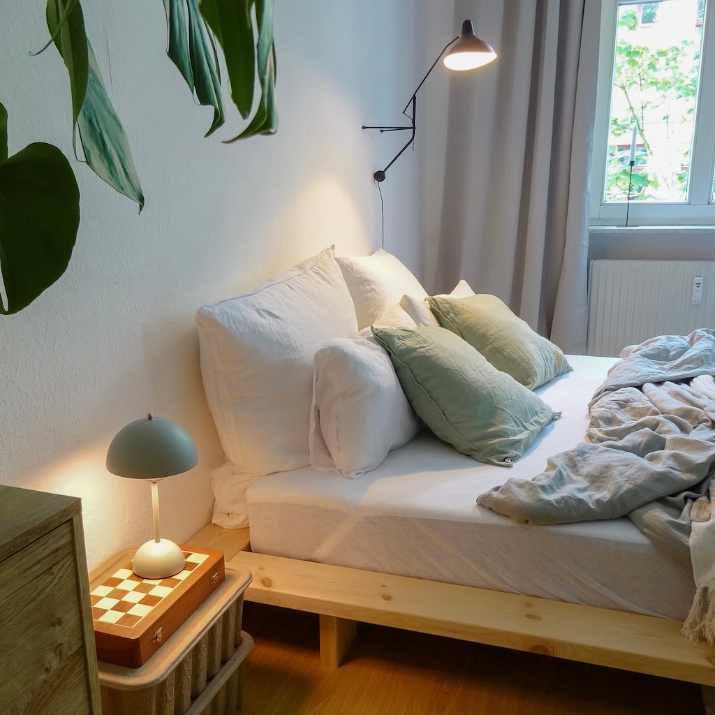 Japan sänkyrunko, käsittelemätön puunvärinen.