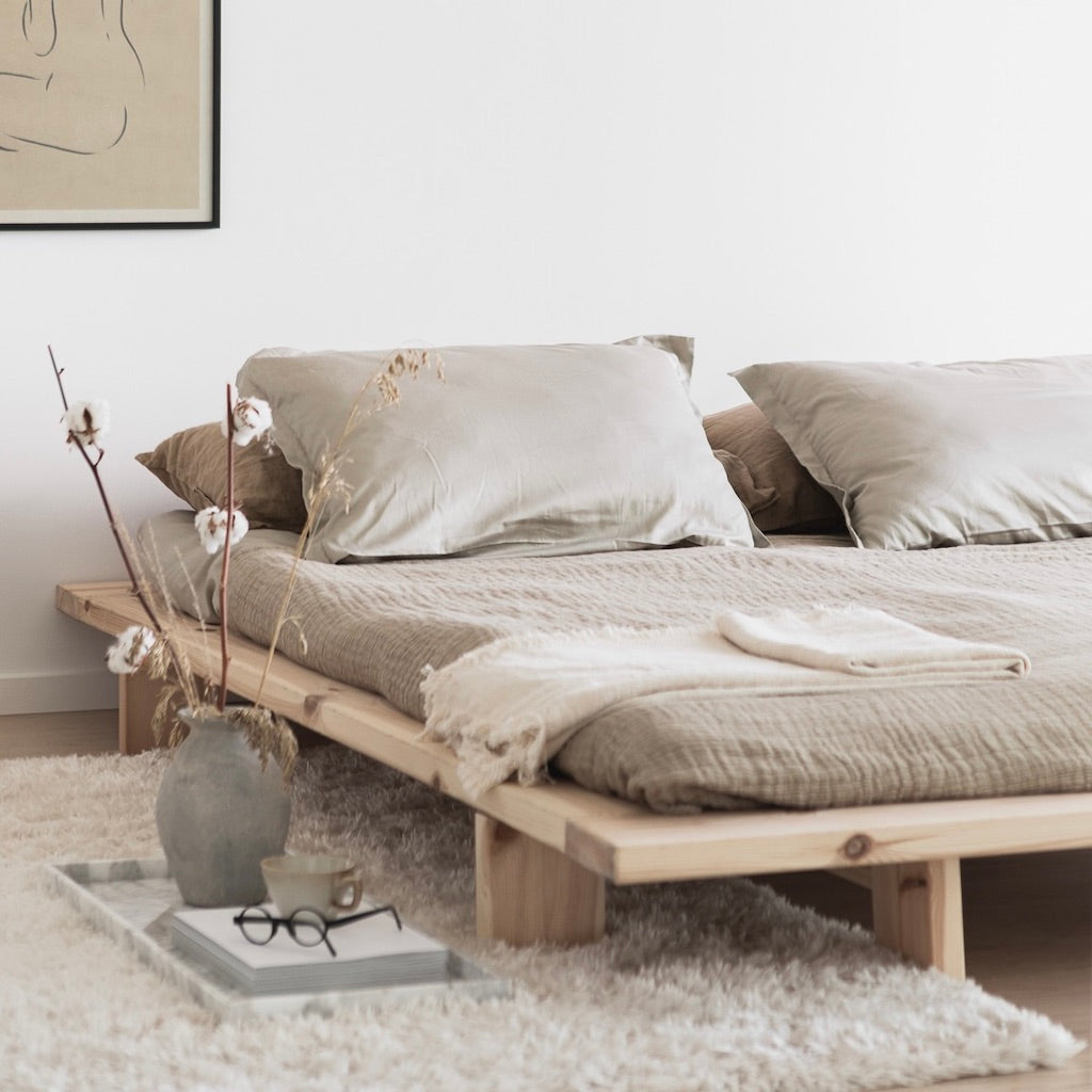 Japan sänkyrunko, käsittelemätön puunvärinen.