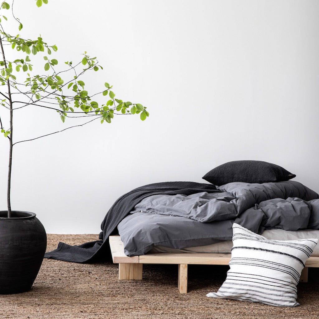 Japan sänkyrunko, käsittelemätön puunvärinen.