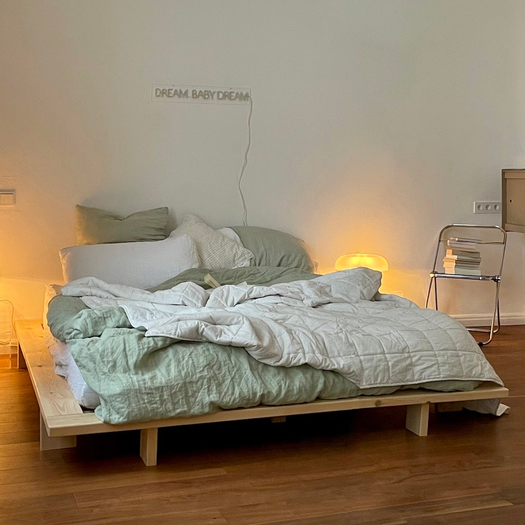 Japan sänkyrunko, käsittelemätön puunvärinen.