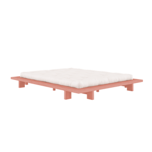 Pink Sky Japan sänkyrunko futonpatjan kanssa.
