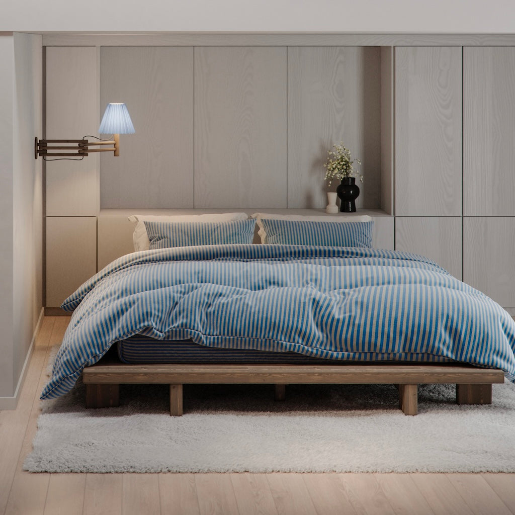 Japan sänkyrunko ruskeaksi lakattuna.