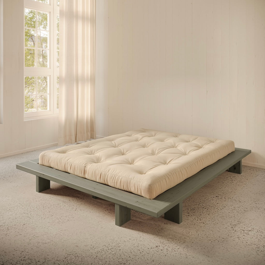 Sage Green Japan sänkyrunko futonpatjan kanssa.