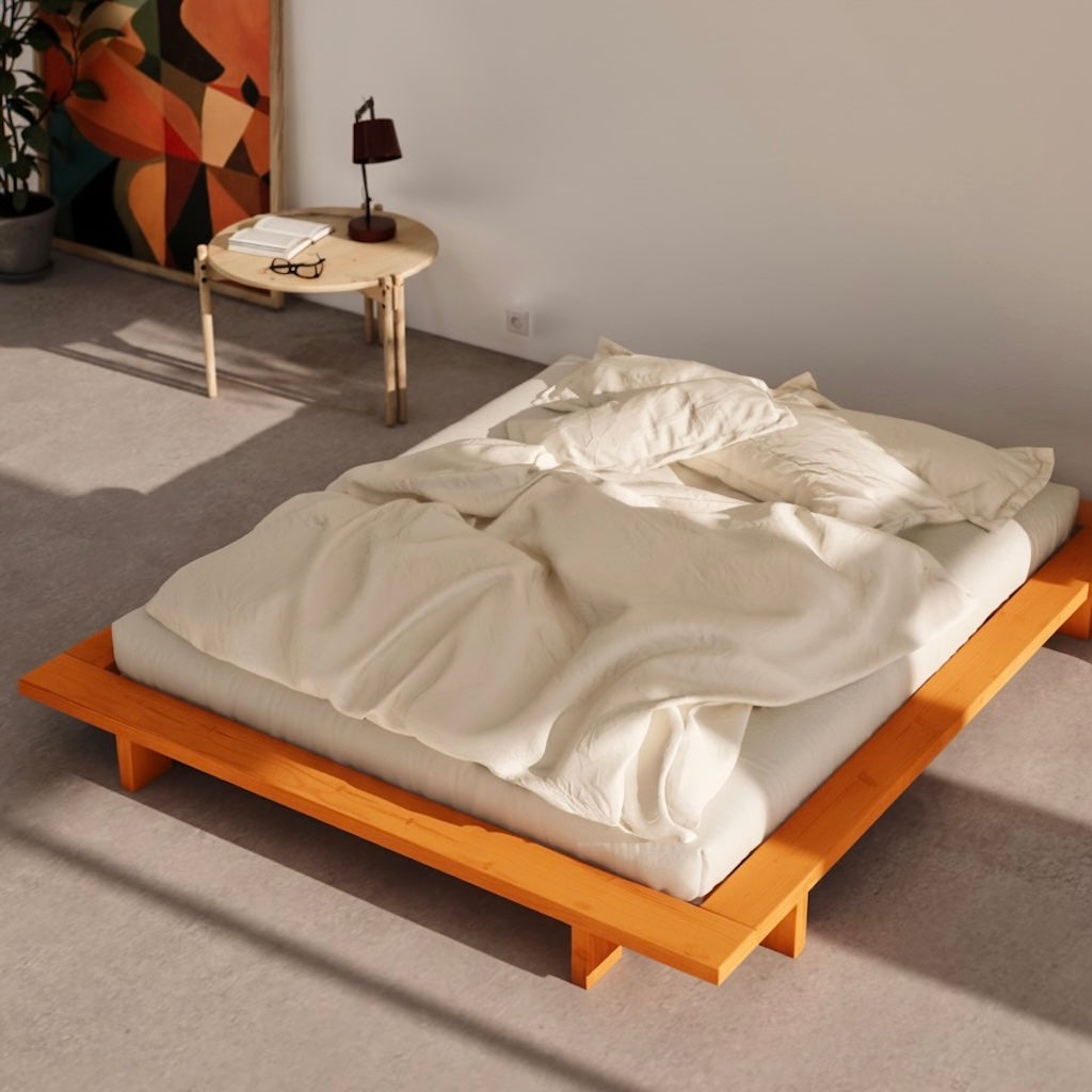 Solar Orange Japan sänkyrunko futonpatjan kanssa.