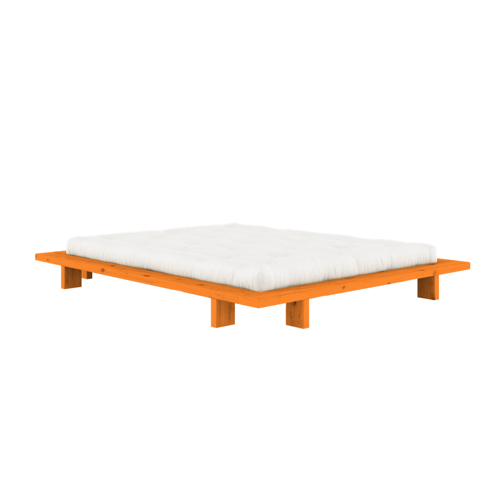 Solar Orange Japan sänkyrunko futonpatjan kanssa. Kuvassa koko 160x200cm.