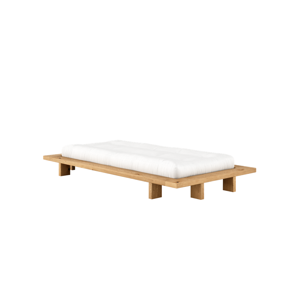 Japan sänkyrunko, koko 90x200cm, sävy öljytty tammi. Kuvassa myös futonpatja.