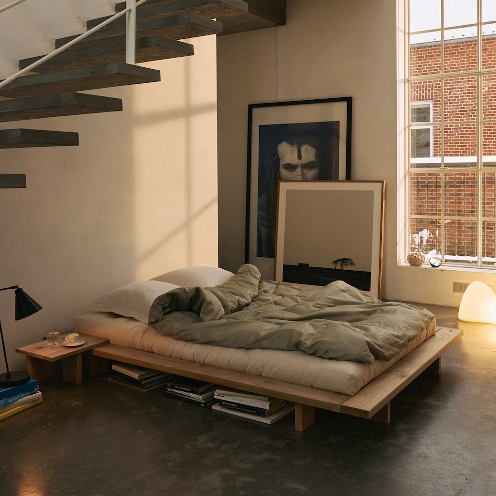 Japan sänkyrunko ja yöpöytä, sävy öljytty tammi.