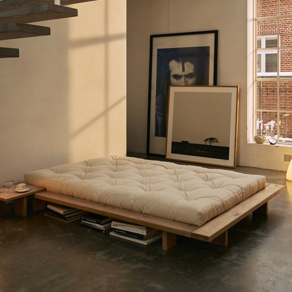 Japan sänkyrunko ja yöpöytä, sävy öljytty tammi.